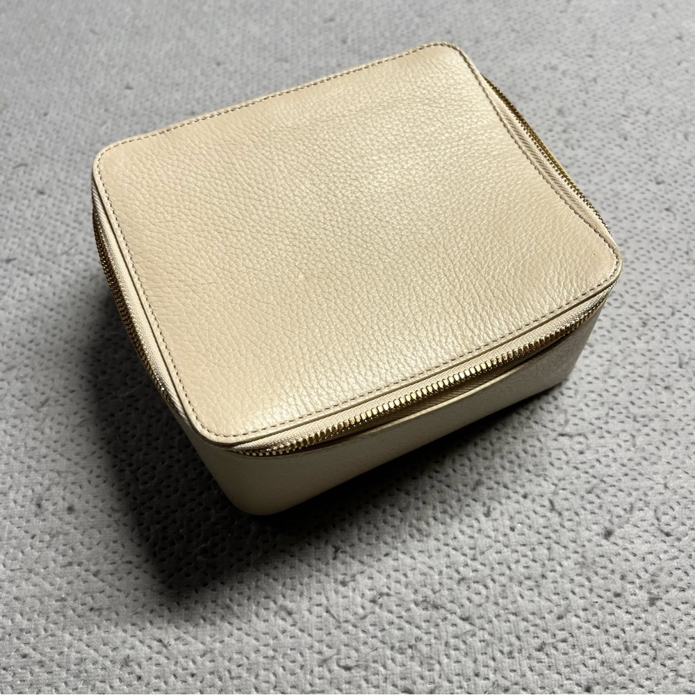 Cuyana Pebbled Leather Jewelry Case in Light Beige